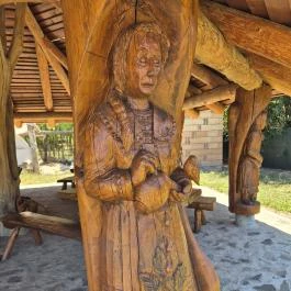 A közösségi kiülő faragott oszlopai Jen? - Külső kép