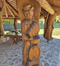 A közösségi kiülő faragott oszlopai
