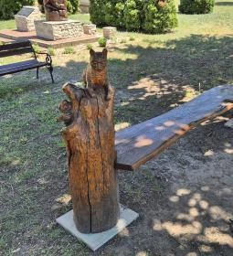 A közösségi kiülő faragott oszlopai