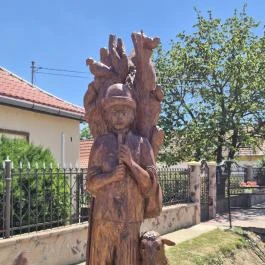 Kukorica Jancsi szobor, Jen? - Külső kép