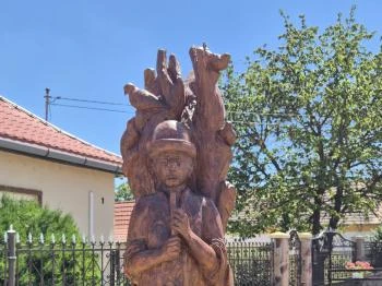 Kukorica Jancsi szobor Jenő