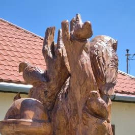 Kukorica Jancsi szobor, Jen? - Külső kép