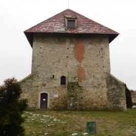 Kula - Gótikus lakótorony Szabadbattyán - Külső kép