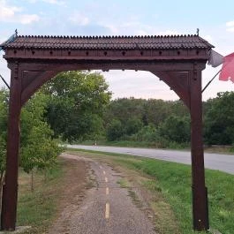 Kun bálvány, Berekfürdő - Külső kép