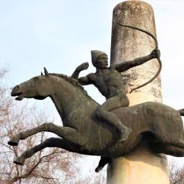 Kun lovas-szobor Kunhegyes - Egyéb