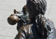 Kutyás lány szobor Budapest