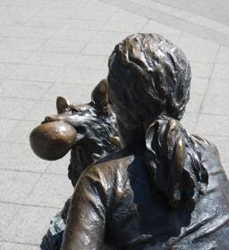 Kutyás lány szobor