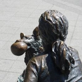 Kutyás lány szobor Budapest - Külső kép