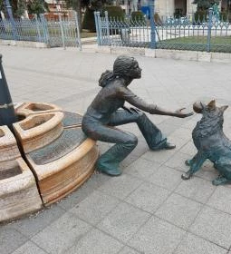 Kutyás lány szobor