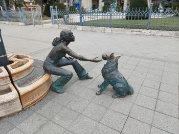 Kutyás lány szobor Budapest