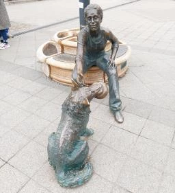 Kutyás lány szobor