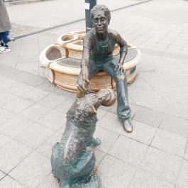 Kutyás lány szobor Budapest - Külső kép