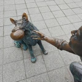 Kutyás lány szobor, Budapest - Egyéb