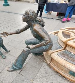 Kutyás lány szobor