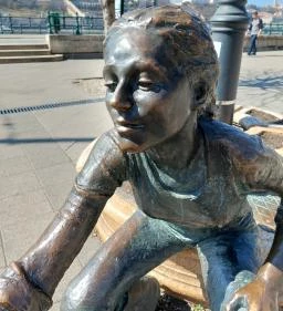 Kutyás lány szobor