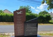 Lelőtt brit katonai gép emlékműve Mezőcsokonya