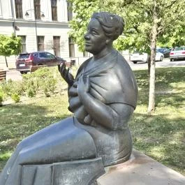 Lesznai Anna, Hatvan - Külső kép