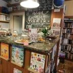 Líra Könyvesbolt & Kávézó Leányfalu - Belső