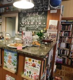 Líra Könyvesbolt & Kávézó