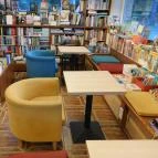 Líra Könyvesbolt & Kávézó Leányfalu - Belső