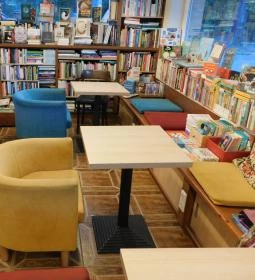 Líra Könyvesbolt & Kávézó