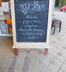 Líra Könyvesbolt & Kávézó