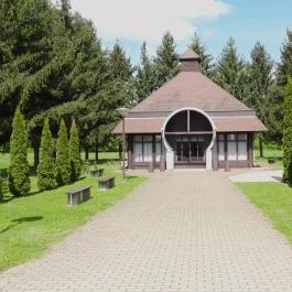 A Lónyay család kriptája Lónya - Külső kép