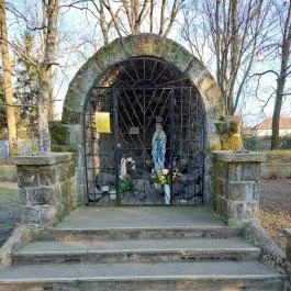 Lourdes-i barlang Tápiógyörgye - Külső kép