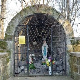 Lourdes-i barlang Tápiógyörgye - Külső kép