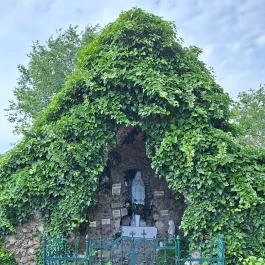 Lourdes-i barlang Erdőtelek - Külső kép