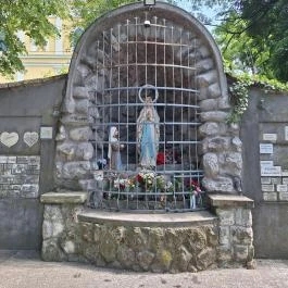 Lourdes-i barlang Jászapáti - Külső kép