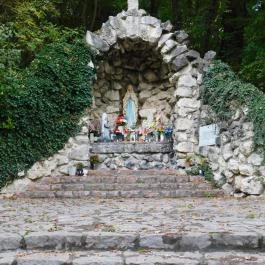 Lourdes-i barlang Bajót - Külső kép