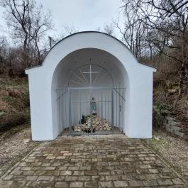 Lourdes-i barlang Ercsi - Külső kép