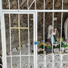 Lourdes-i barlang Jászberény - Külső kép