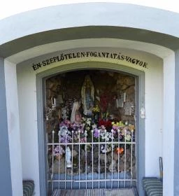 Lourdes-i barlang, kápolna