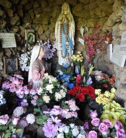 Lourdes-i barlang, kápolna