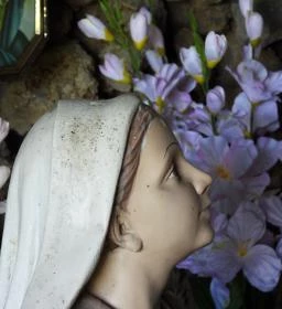 Lourdes-i barlang, kápolna