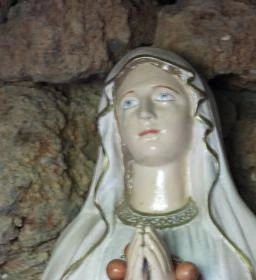 Lourdes-i barlang, kápolna