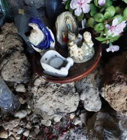 Lourdes-i barlang, kápolna