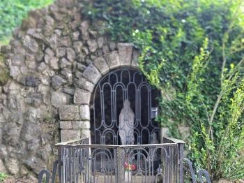 Lourdes-i kápolna Tevel