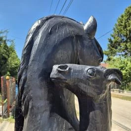 Lovak szobra Jen? - Külső kép