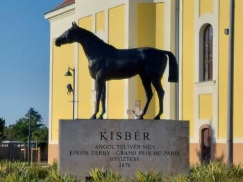 Lovas szobor Kisbér