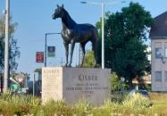 Lovas szobor Kisbér