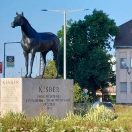 Lovas szobor Kisbér - Külső kép