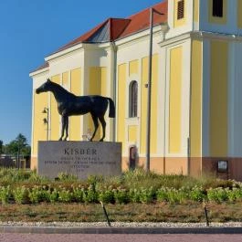 Lovas szobor Kisbér - Külső kép