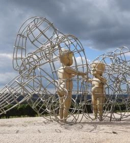 Love by Milov - Szeretet szobor