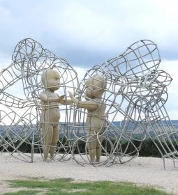 Love by Milov - Szeretet szobor