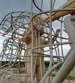 Love by Milov - Szeretet szobor