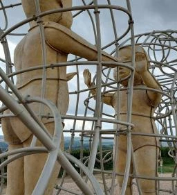 Love by Milov - Szeretet szobor