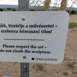 Love by Milov - Szeretet szobor Vál - Egyéb